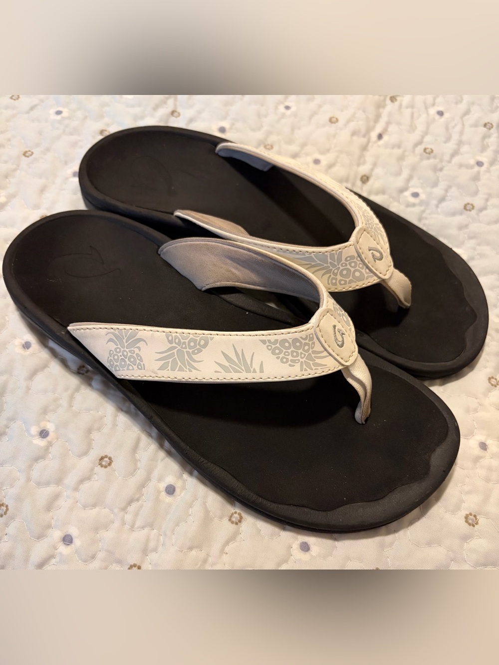 OluKai Ohana Women’s Sandal Thong Bright White/Hua With Pineapple Pattern Sz 7 - Picture 3 of 4
